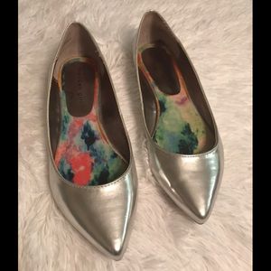 📦SOLD📦 Women’s Madden Girl Silver Flats Sz 7.5